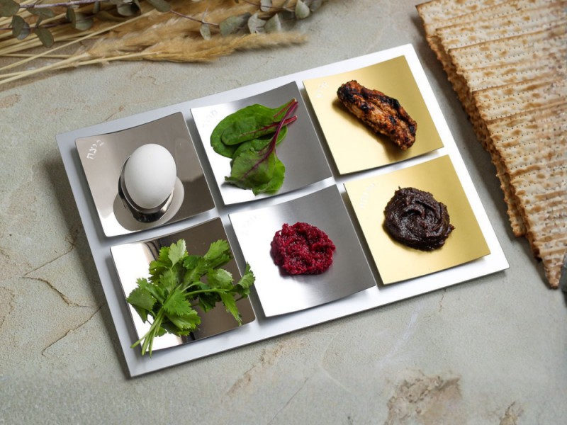 Dune Seder plate in gold and silver